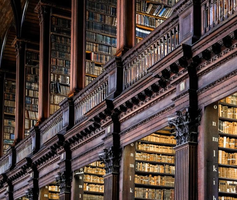 Goldener, geometrischer Metatronwürfel mit leuchtenden Sternen und Kreisen.