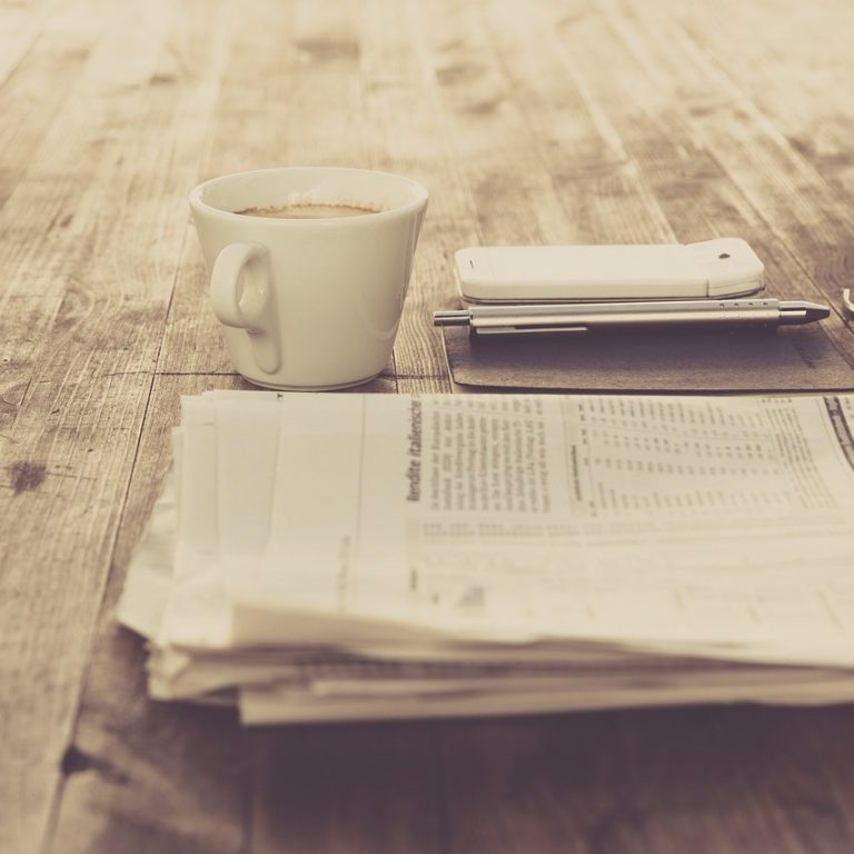 Goldener, geometrischer Metatronwürfel mit leuchtenden Sternen und Kreisen.